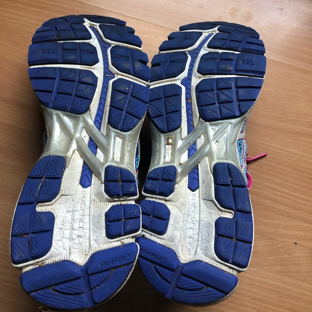 Woman’s ASICS running shoe - Picture 3 of 4